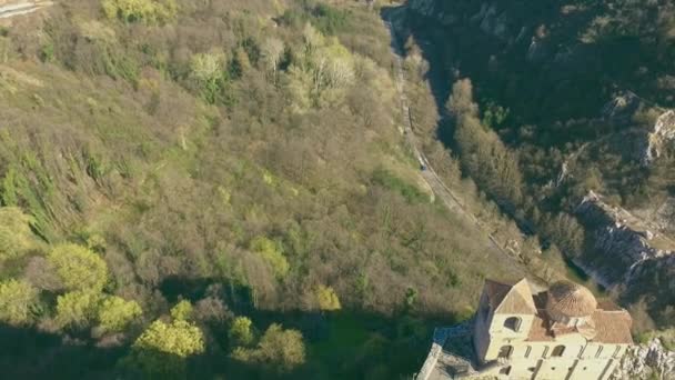 Vista aérea de la fortaleza de Asen — Vídeo de stock