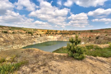 Mayın çukur açmak
