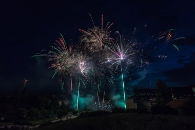 Şehrin üzerinde havai fişekler