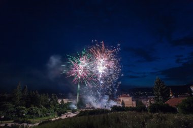 Şehrin üzerinde havai fişekler