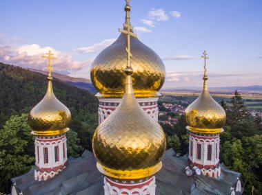 Kilisenin Shipka yakınındaki havadan görünümü