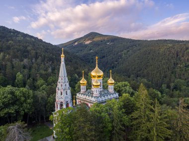 Kilisenin Shipka yakınındaki havadan görünümü