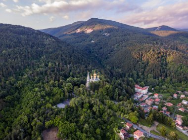 Kilisenin Shipka yakınındaki havadan görünümü