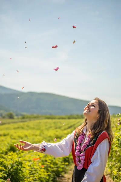 Rosen in die Luft werfen — Stockfoto