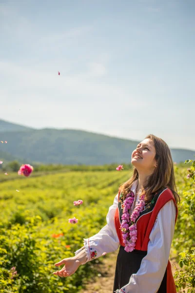 Lanzar rosas en el aire — Foto de Stock