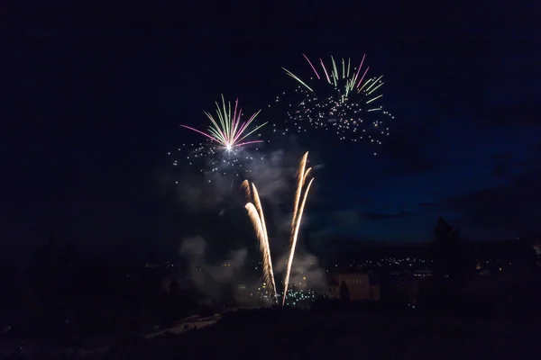 Fuochi d'artificio su una città — Foto Stock