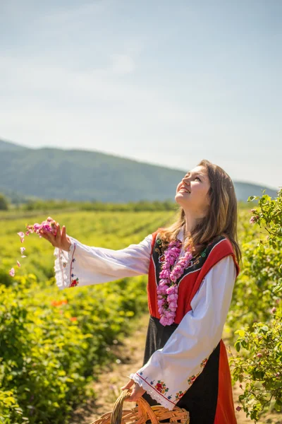 Throwing roses in the air — Stock Photo, Image