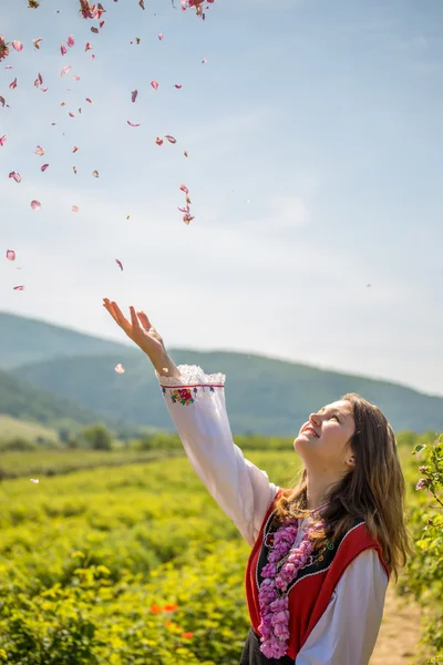 Lanzar rosas en el aire — Foto de Stock