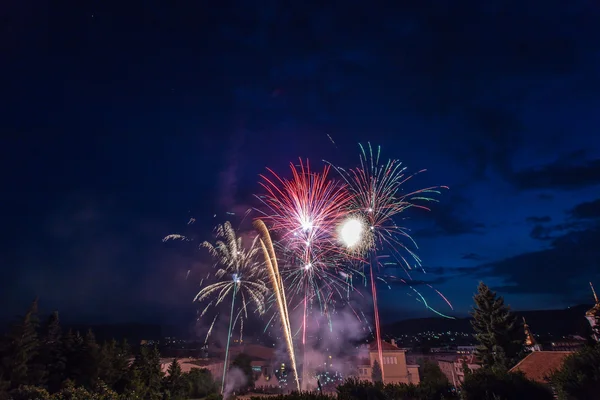 Fuochi d'artificio su una città — Foto Stock