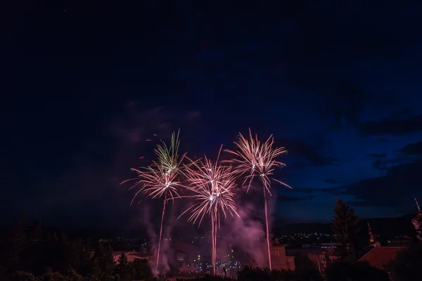 Fuochi d'artificio su una città — Foto Stock