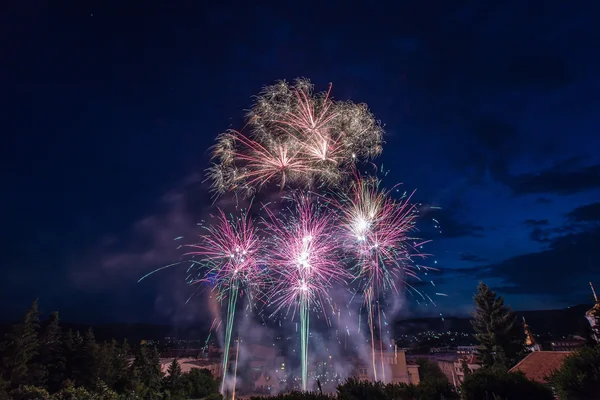 Fuochi d'artificio su una città — Foto Stock