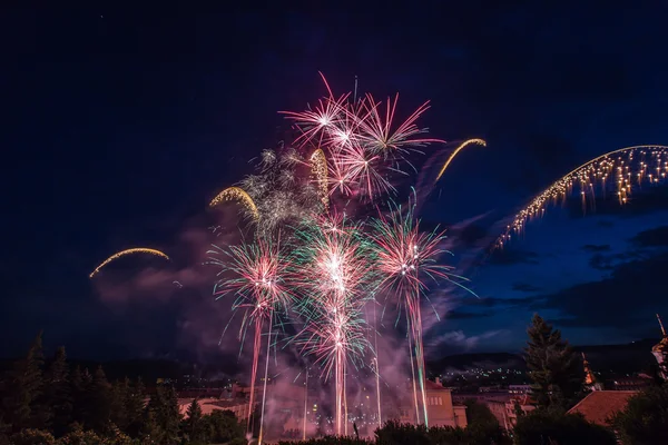 Fuochi d'artificio su una città — Foto Stock