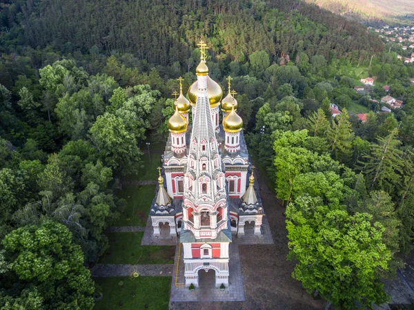 Вид с воздуха на церковь возле Шипки — стоковое фото
