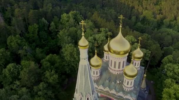Пташиного польоту церкви неподалік місті Shipka — стокове відео