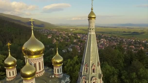 Vue aérienne de l'église près de Shipka — Video