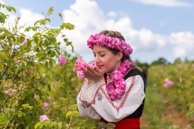 Gül kokusu hissediyorum