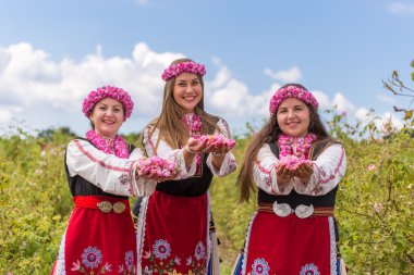 Gül veren kızlar