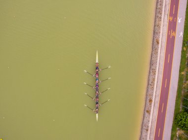Sekiz kürek teknesi havadan görünümü takım