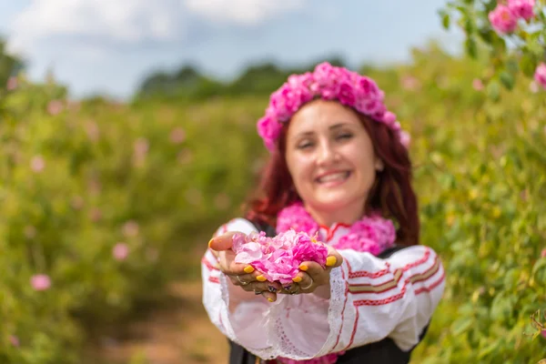 Mädchen schenkt Rosen — Stockfoto