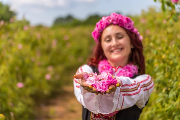 Ragazza dando rose — Foto Stock