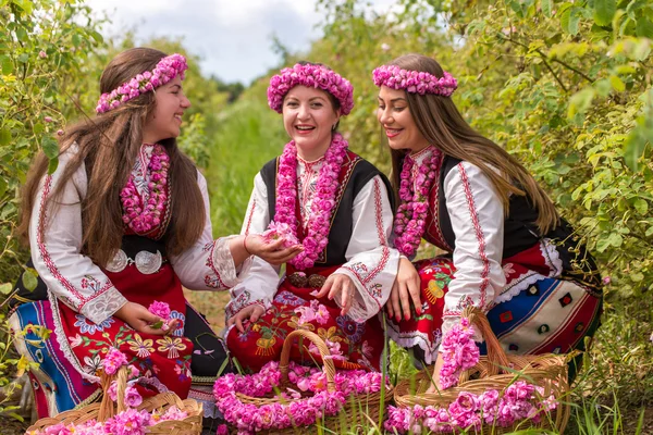 Kız malzeme çekme gül — Stok fotoğraf