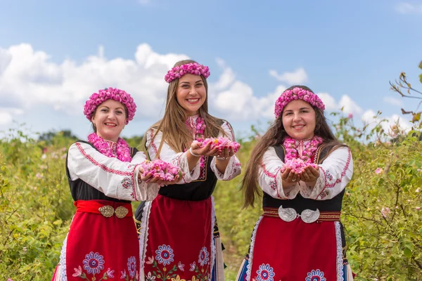 Mädchen verteilen Rosen — Stockfoto