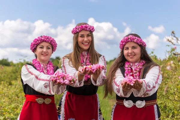 Mädchen verteilen Rosen — Stockfoto