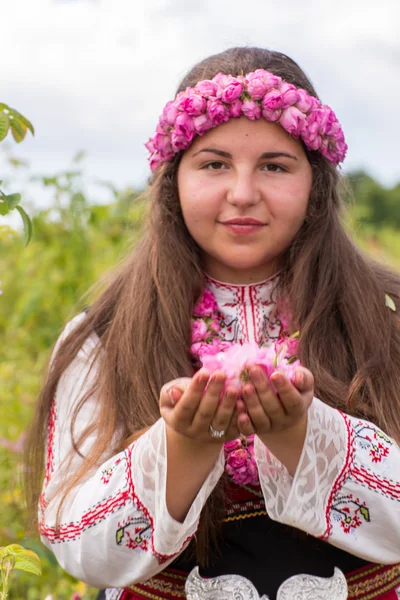 Ragazza dando rose — Foto Stock