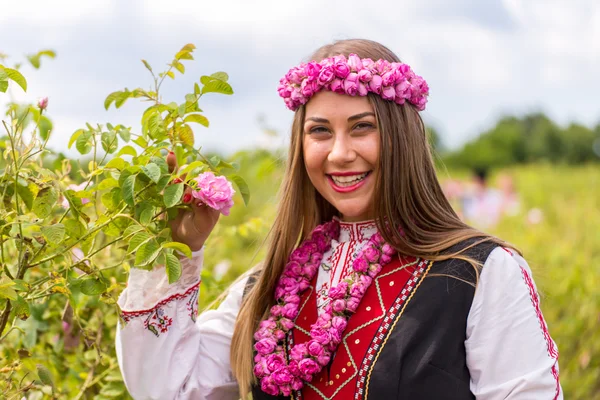 Menina colhendo rosas — Fotografia de Stock