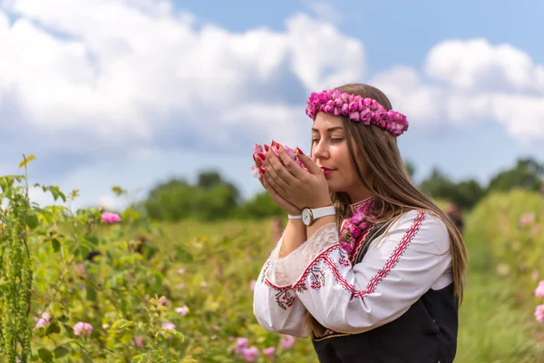 Känner ros doften — Stockfoto