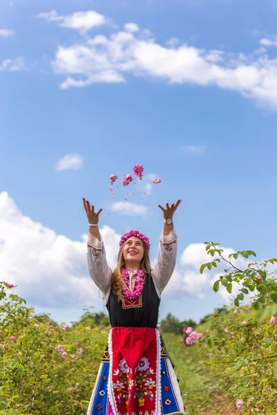 Rosen in die Luft werfen — Stockfoto