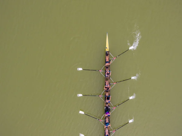 Team acht roeien boot luchtfoto — Stockfoto