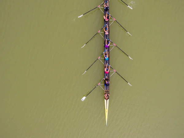 Team acht roeien boot luchtfoto — Stockfoto