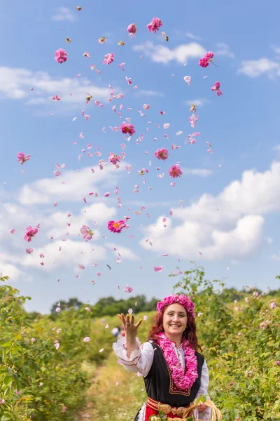 Rosen in die Luft werfen — Stockfoto