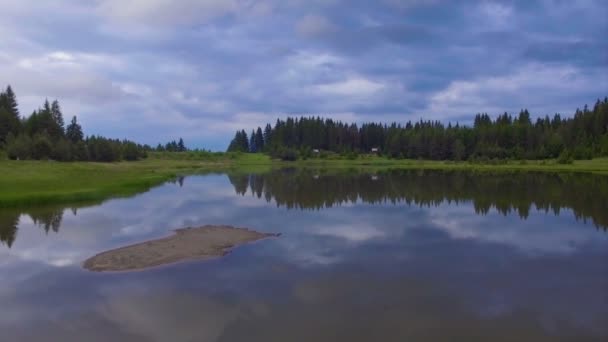 Політ над водою маленького озера — стокове відео