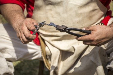 Metal parçası bükme demirci