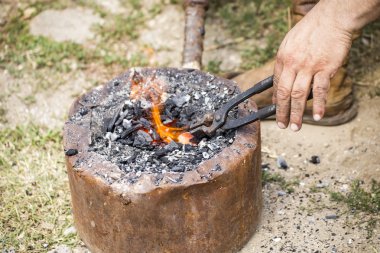 Küçük bir demirhane ateş