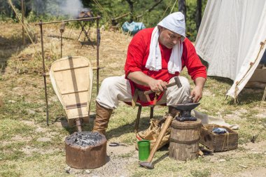 açık havada çalışan demirci