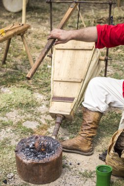 Metal parçası bükme demirci