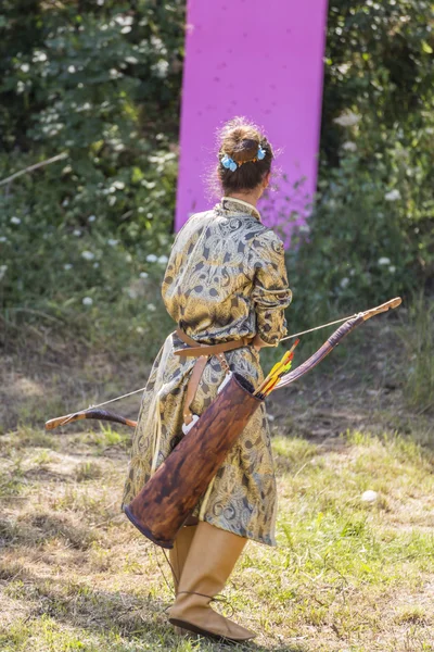 Girl shooting arrows — Stock Photo, Image