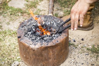 Küçük bir demirhane ateş