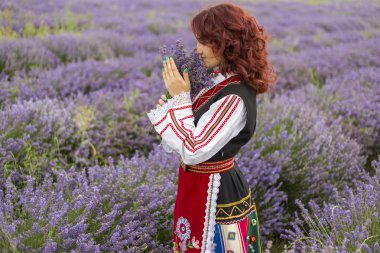 Lavanta alan Bulgar kız