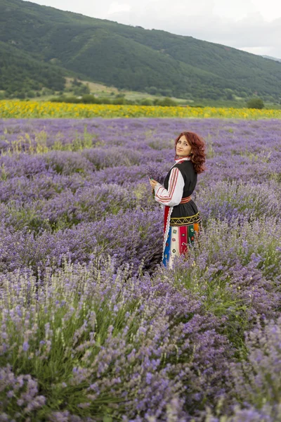 Bulgare fille dans un champ de lavande — Photo