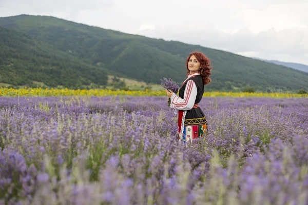 Bulgariska flicka i ett lavendel fält — Stockfoto
