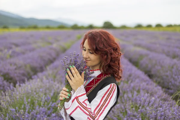 Bułgarski dziewczyna w lawendowym polu — Zdjęcie stockowe