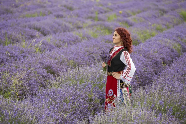 Bulgare fille dans un champ de lavande — Photo