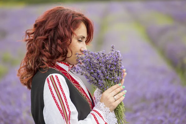 Bulgare fille dans un champ de lavande — Photo