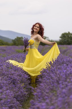 Lavanta alan kız
