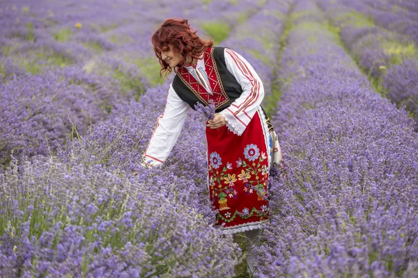 Болгарська дівчина у lavender сфера — стокове фото