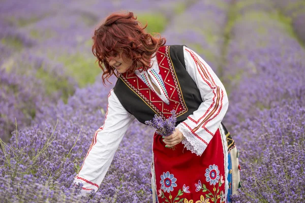 Bulgarisches Mädchen in einem Lavendelfeld — Stockfoto